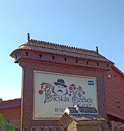 Reklám tábla zsindelyetés